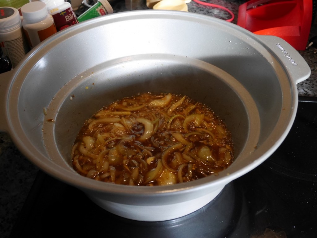 Först kyckling lår som bryns, sedan lök, fond och kryddor.