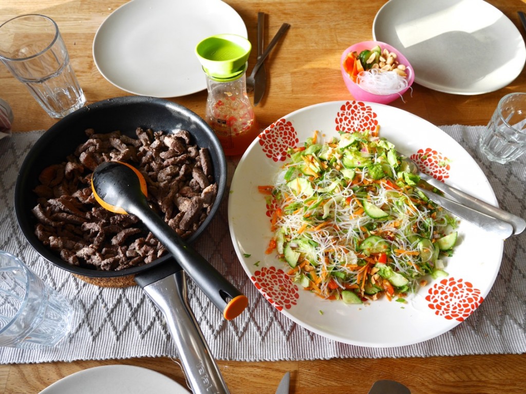 Vietnamesisk nudelsallad med biff
