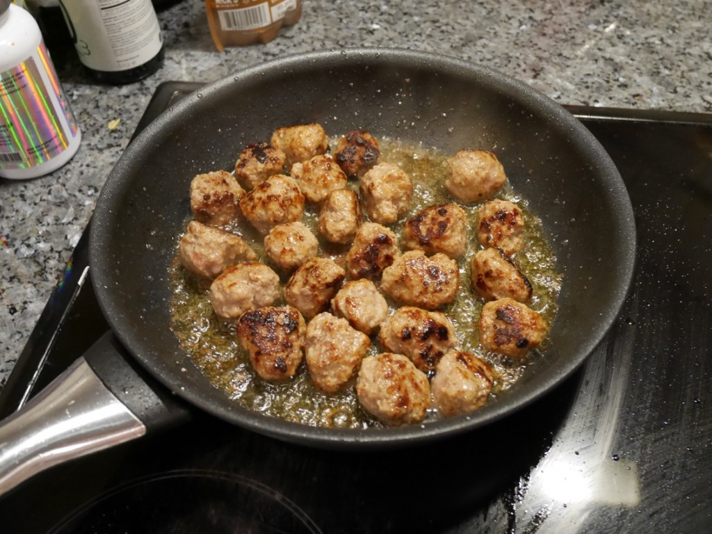 Köttbullar tillagade i stekpanna