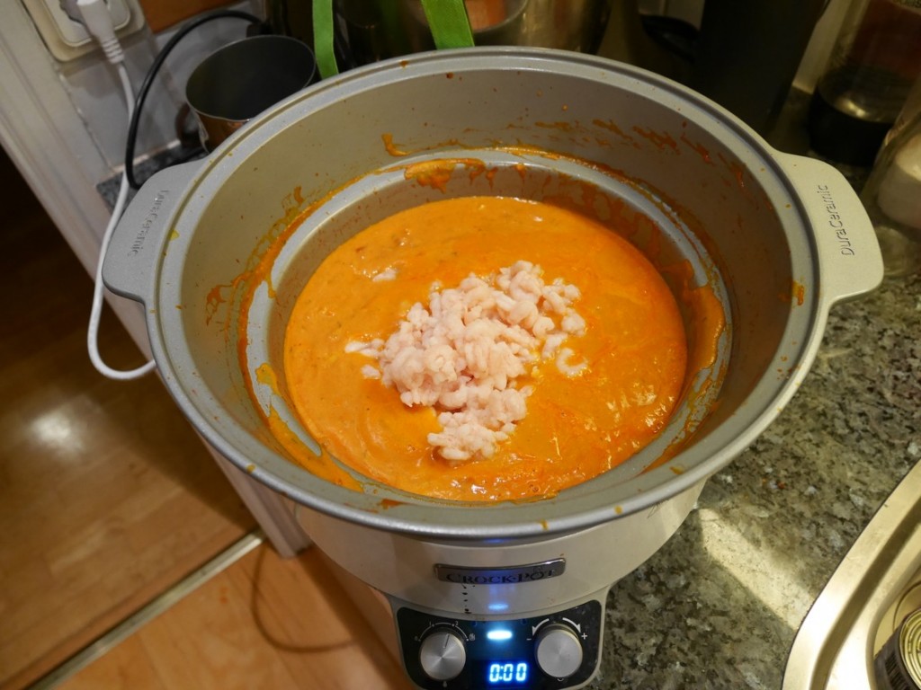 När soppan är helt klar tillsätter man räkorna och rör om.