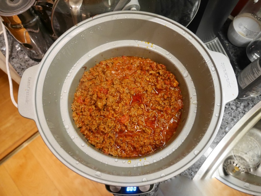 Jag börjar med att göra en vanlig köttfärssås, i Crock Pot givetvis!