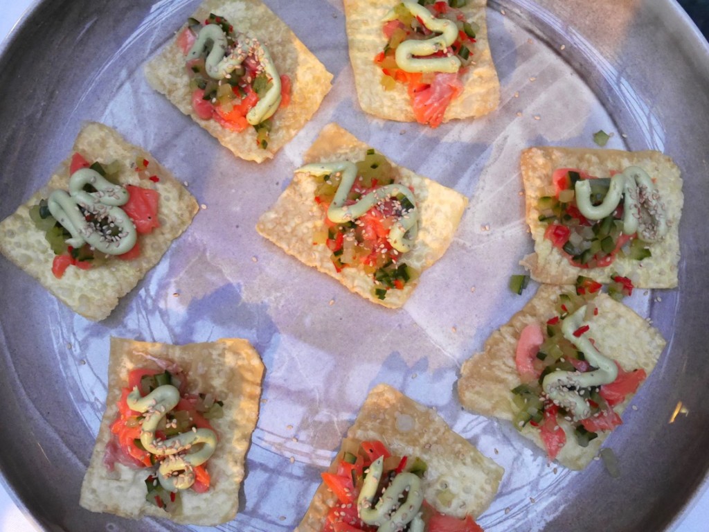 Wontontacos med confiterad regnbåge, avokadokräm, och picklad gurka & chili