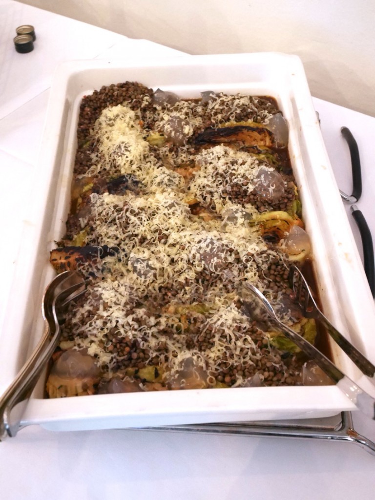 Ugnsbakad spetskål med puylinser och riven ost.