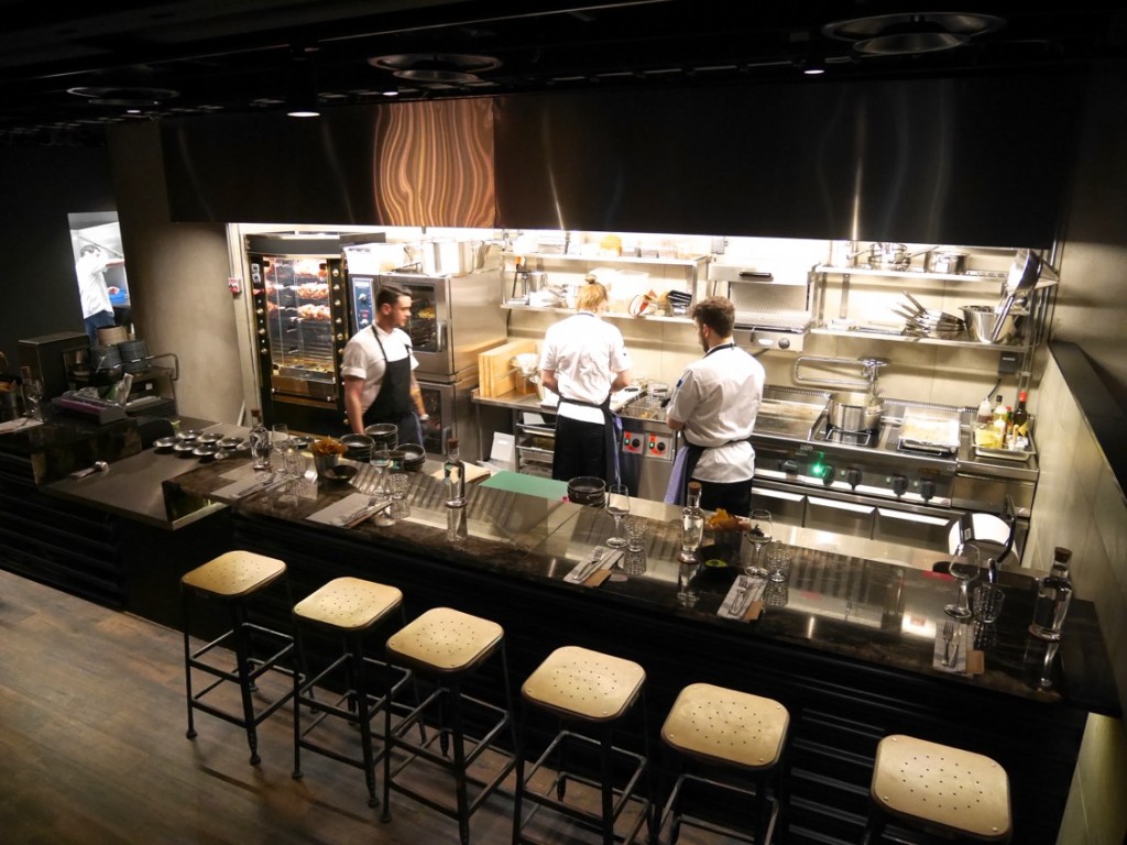 Restaurangens öppna kök med rotisserie