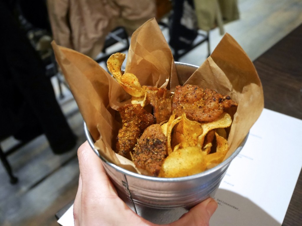 Mandelpotatischips och krispigt kycklingskinn med ramslöksdip.