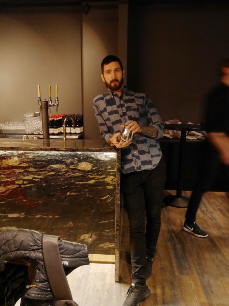 Drift- och barchef Oscar Högberg.