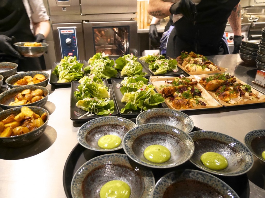 Rotisseriekyckling med krispig potatis, majskolv, kall ramslökssås och sallad. 