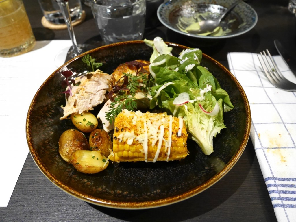 Alltså kombon kyckling, potatis, majskolv, sallad och sås!!!