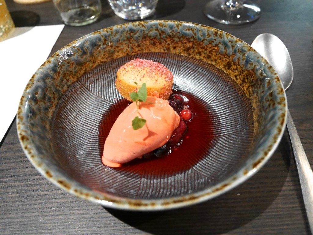 Friterad munk fylld med saltkolakräm vänd i hallonsocker och till detta rårörda bär och nysnurrad hallonsorbet - tror jag dog en smula så gott!