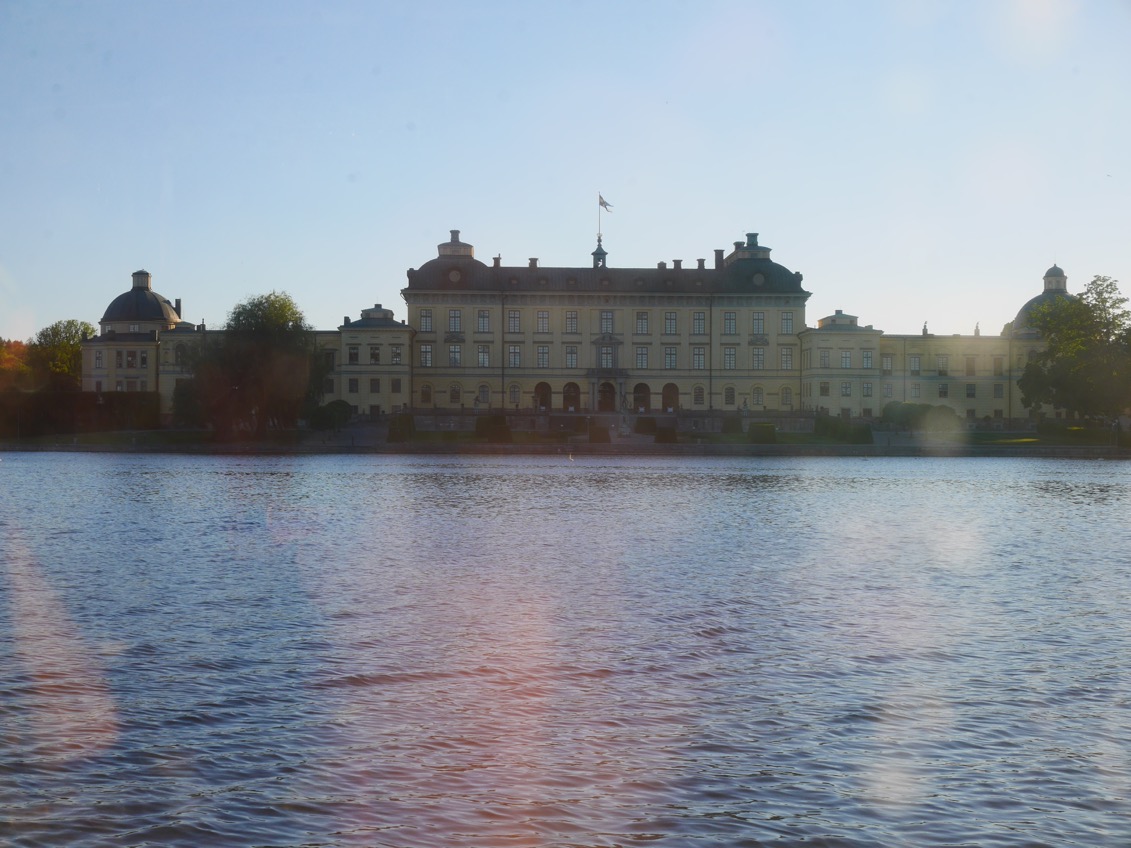 Turen går Drottningholm tur och retur.