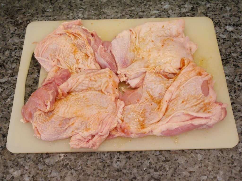Pensla kycklingen med färdigköpt glaze.