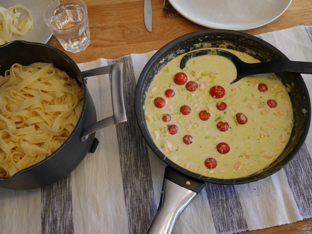 Blanda ner såsen i pastan eller servera på sidan om som vi valde att göra.
