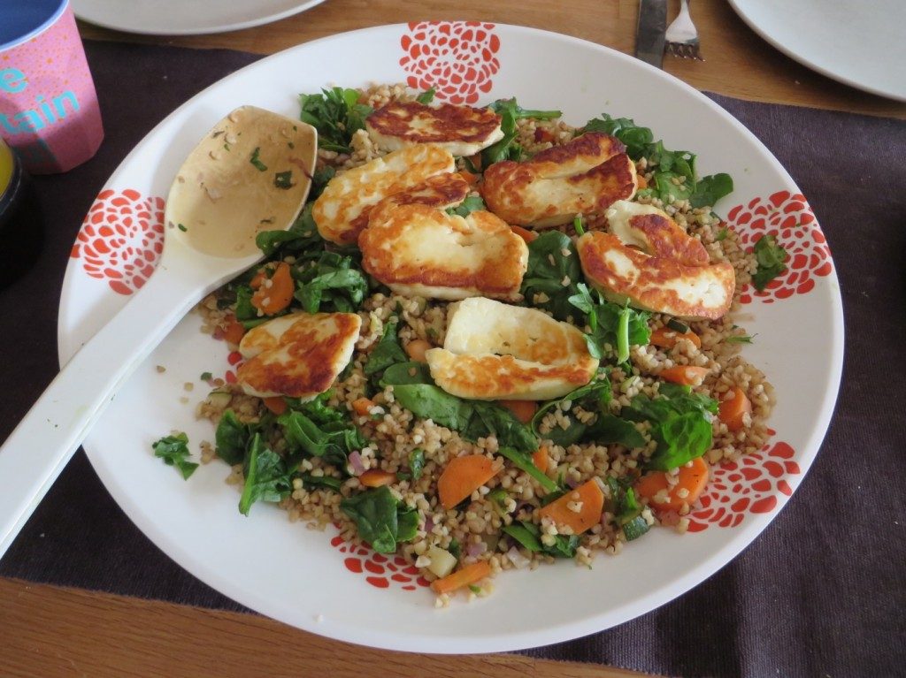 Bulgursallad med halloumi och citrusröra