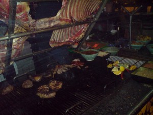 Här grillar kocken köttet