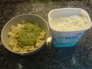 Pasta med pesto och keso
