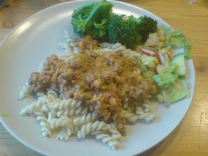 Köttfärssås med pasta och tillbehör