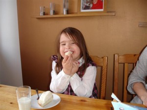 Filippa äter semla