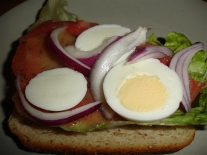Toast med gravad lax, ägg och tillbehör