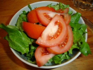 Fräsch och god ekologisk sallad och ekologisk tomat