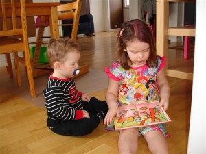 Filippa läser och Gustaf lyssnar koncentrerat