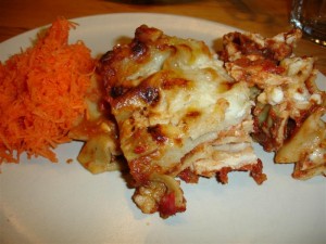 Kycklinglasagne och rivna morötter