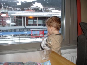 A room with a view - Gustaf tyckte vi fick bästa rummet med utsikt mot tågstationen