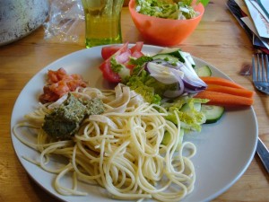 Pasta med pesto och tillbehör