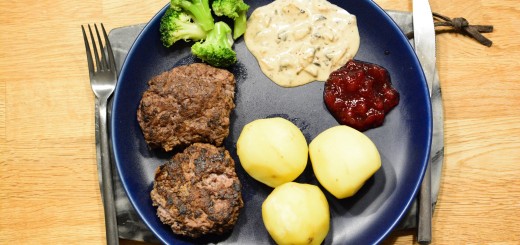 Morbergs älgfärsbiffar gjord i Crock Pot som serveras med kantarellsås, kokt potatis, hemgjord lingonsylt och broccoli.