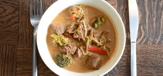 Asiatisk köttgryta med röd curry och böngroddar