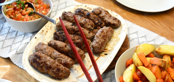 Kryddiga lammfärsspett med rostade rotfrukter och tomatsalsa