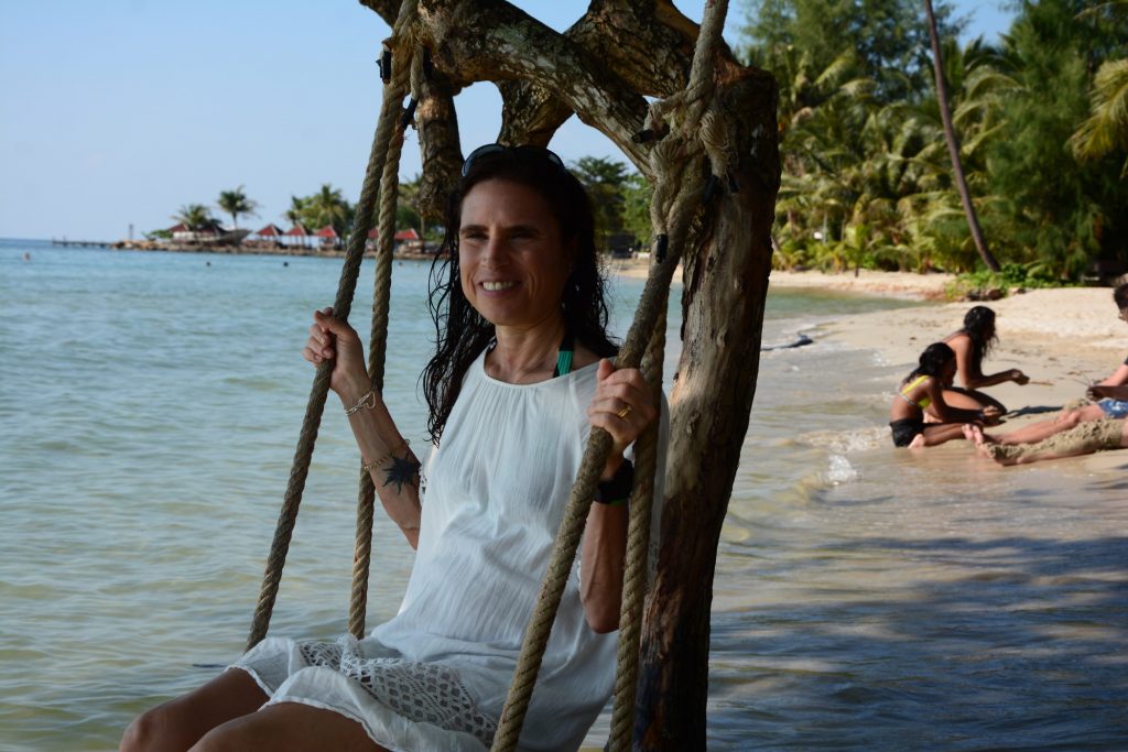 Klassiska thailändska gungor längs stranden.