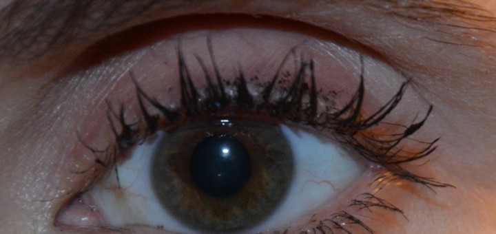 Mitt öga med Lumene True Mystic Volume Mascara Mystic Black.