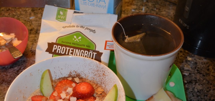Proteingröt med god topping, nyttig smörgås, te och ägg - en perfekt start på min dag!
