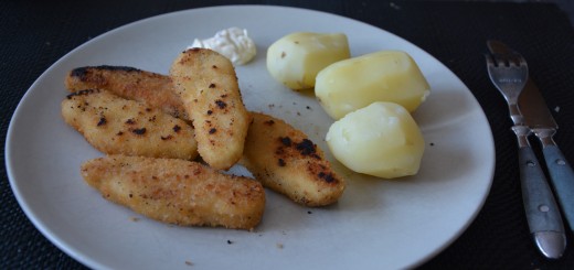 Kycklingpinnar med potatis och sås