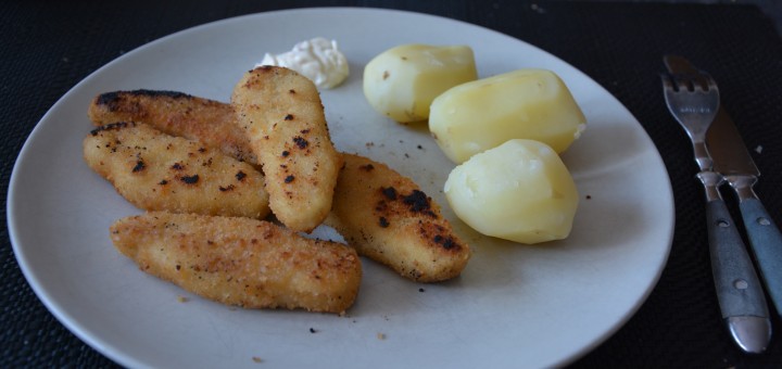 Kycklingpinnar med potatis och sås