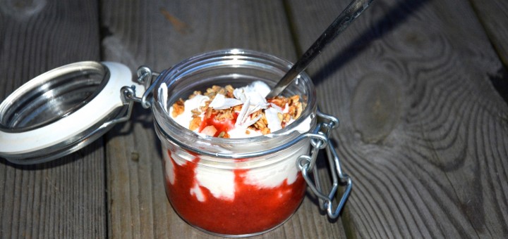 Kvargyoghurt med jordgubbssås, granola och rostad kokos