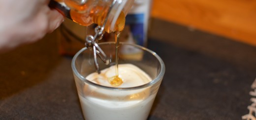 Grekisk yoghurt och flytande honung är en klockren kombo!