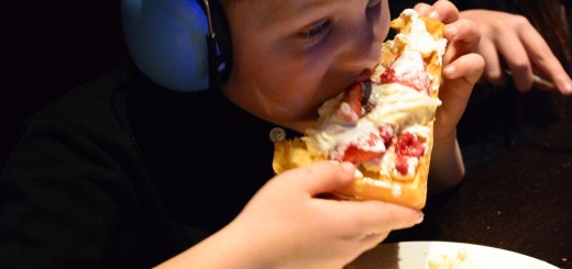 Gustaf har sitt eget speciella sätt att äta!