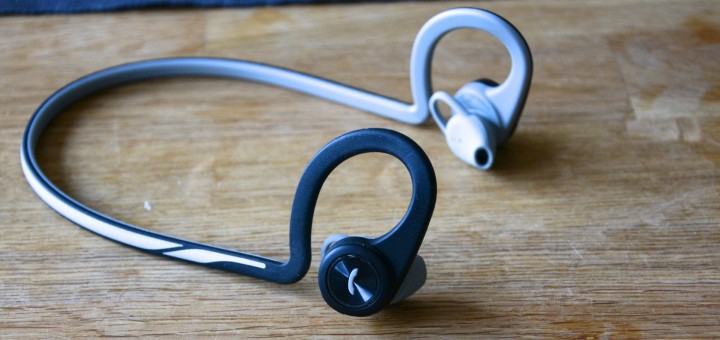 Trådlöst stereoheadset med byglar som träs runt öronen hopkopplat med ett halvstyvt nackband