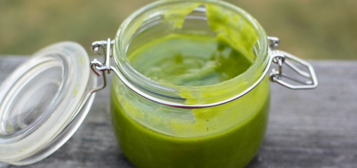 Hemgjord pesto är mycket godare än köpevarianten.