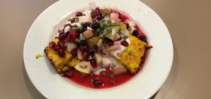 Saffransostkaka med kvarg, frukt, bär och chlorella crispies - sååå gott!