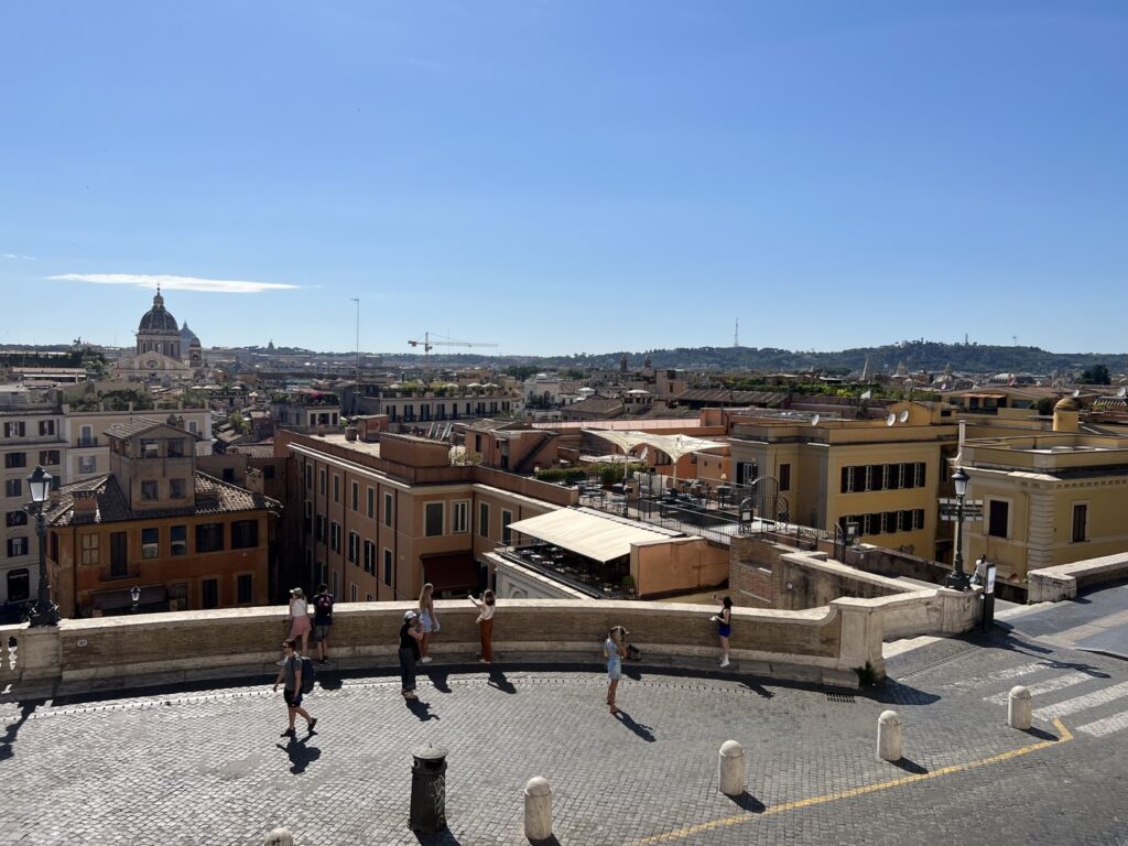 Har du tagit dig upp för de 138 trappstegen får du njuta av den vackra utsikten över Rom.