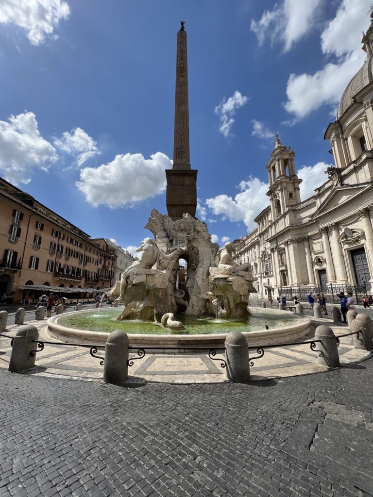 Piazza Navona finns tre fontäner varav den i mitten, Fontana dei Quattro Fiumi är mest känd.