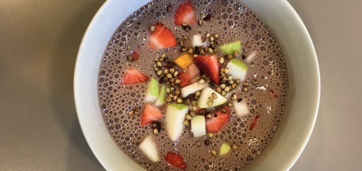 Choklad-smoothie-bowl med frukt, bär och kanelrostat bovete!