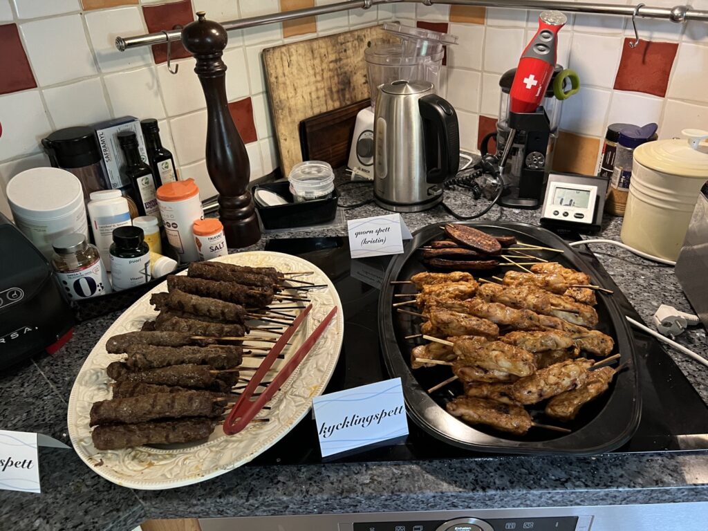 Kebabspett, kycklingspett och quornspett.