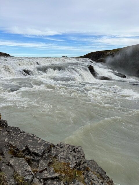 Vattenfallet Gullfoss har fått sitt namn från den gyllene färgen på vattnet. Det ligger vid floden Hvitá och matas av Langjökull, Islands näst största glaciär. 