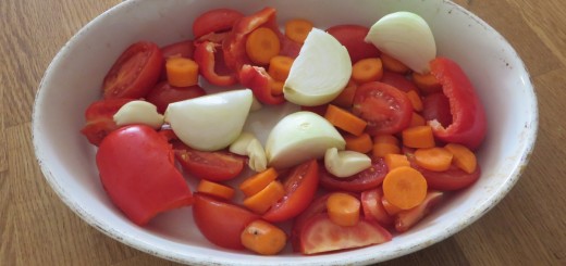 Färska tomater, paprika, morot, lök och vitlök utgör basen i din hemgjorda tomatsås