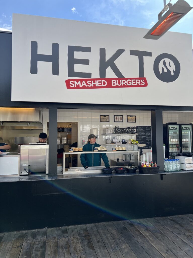 Nya matstället ”Hekto Smashed Burgers” där det serveras smarriga burgare på 100 % svenskt kött eller smashed Oumph!