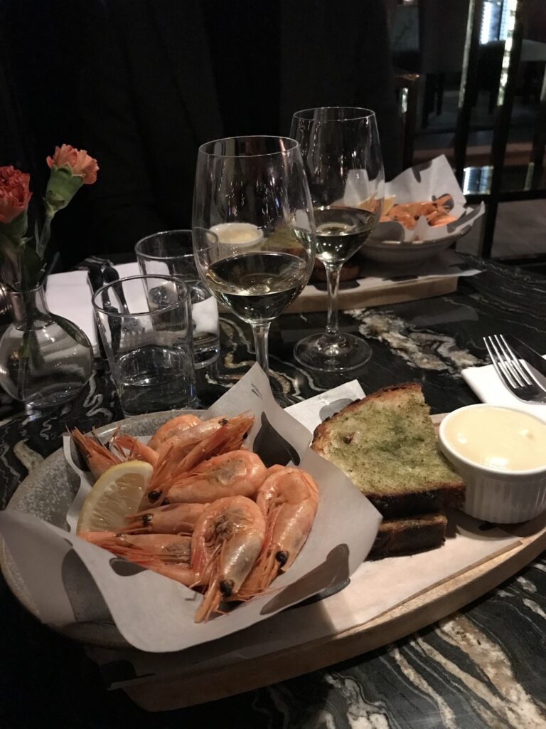 Till förrätt blev det rökta räkor med goda tillbehör.
