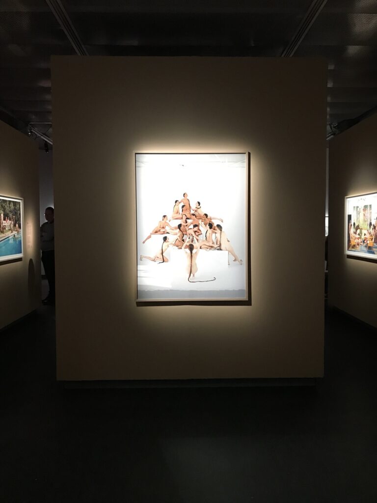 Otroligt häftigt muséet bygger upp det med ljussättning till tavlorna.
